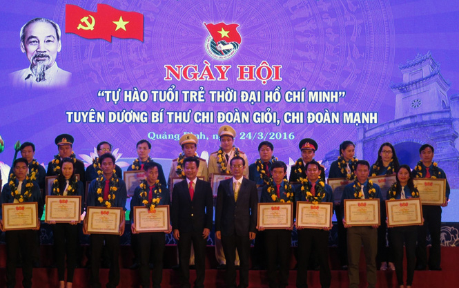 Đồng chí Trần Công Thuật, Phó Bí thư Thường trực Tỉnh ủy và đồng chí Trần Quốc Tuấn, Bí thư Tỉnh Đoàn trao bằng khen cho các tập thể và cá nhân xuất sắc năm 2016.