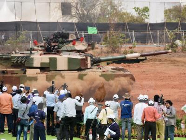 Khách tham quan triển lãm quốc phòng. (Nguồn: Kyodo/TTXVN)