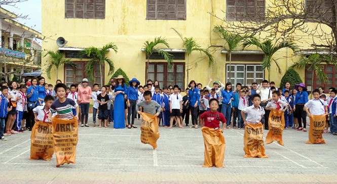 Quan tâm các hoạt động vui chơi, tạo tâm lý thoải mái và hứng thú hơn cho các em trong học tập.