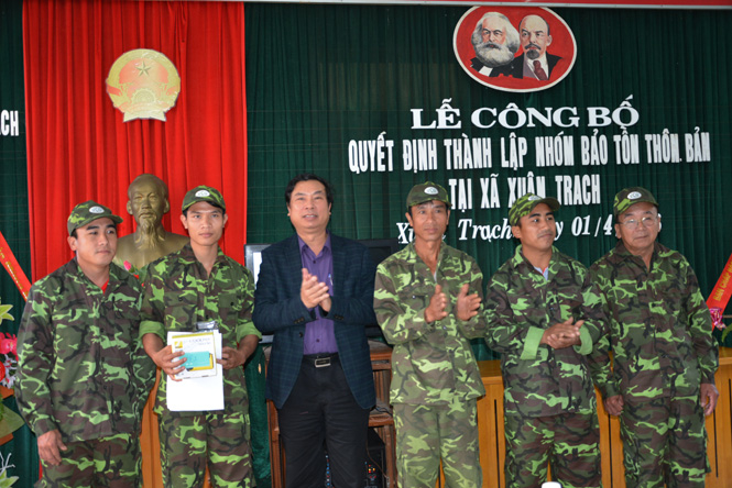 Đại diện lãnh đạo BQL Dự án khu vực PN-KB bàn giao các trang thiết bị cho nhóm Bảo tồn thôn bản xã Xuân Trạch.