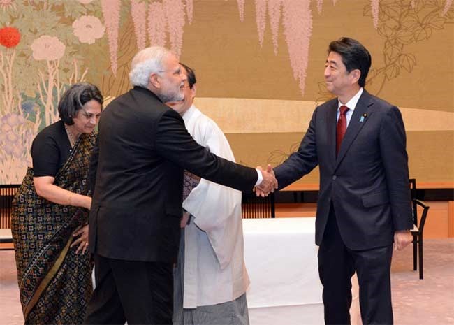 Thủ tướng Nhật Bản Shinzo Abe (phải) và người đồng cấp Ấn Độ Narendra Modi. (Nguồn: i.ndtvimg.com)