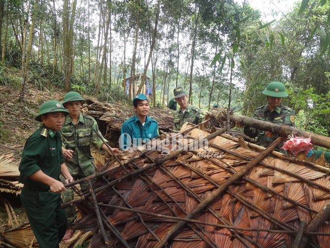 Cán bộ, chiến sĩ Đồn Biên phòng Làng Ho phối hợp với chính quyền địa phương khắc phục hậu quả lốc xoáy.