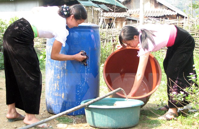 Người dân Lai Châu lau rửa lu, vại chứa nước để diệt bọ gậy, phòng chống muỗi lây truyền dịch bệnh do virus Zika. (Ảnh: TTXVN/Vietnam+)