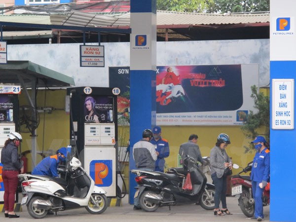 Nhân viên Petrolimex đang bán xăng cho khách hàng (Ảnh: Đức Duy/Vietnam+)