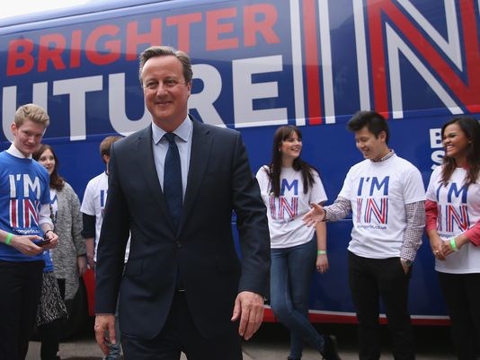 Thủ tướng Anh David Cameron tham gia một cuộc vận động hôm 7-4 (Nguồn: Getty)