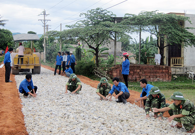  Đoàn viên thanh niên xã Đại Trạch tham gia làm đường giao thông nông thôn.