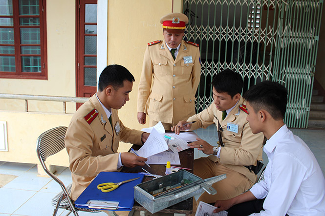 CSGT Công an huyện Tuyên Hóa triển khai đăng ký xe mô tô điện và xe máy điện ở địa điểm trường học.