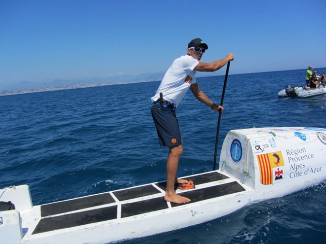 Nicolas Jarossay và chiếc ván lướt đặc biệt của mình. (Nguồn: sup-transatlantique.fr)