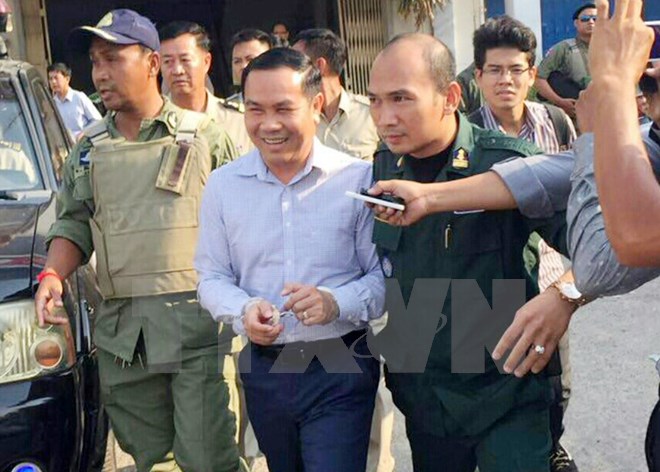 Ông Um Sam An (thứ 2, trái) bị cảnh sát áp giải tại thủ đô Phnom Penh, Campuchia ngày 11-4. (Nguồn: THX/TTXVN)