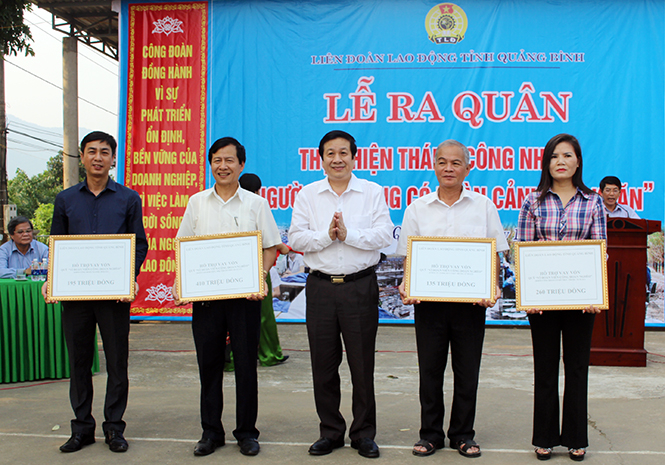 Đồng chí Nguyễn Xuân Quang, Ủy viên Ban Thường vụ Tỉnh ủy, Phó Chủ tịch Thường trực UBND tỉnh trao tiền hỗ trợ vay vốn từ Quỹ “Vì đoàn viên công đoàn nghèo” cho các tổ chức công đoàn ngành.