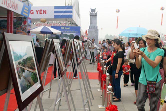   Du khách thập phương tham quan triển lãm ảnh đẹp du lịch Phú Thọ tại Lễ hội Đền Hùng năm 2016