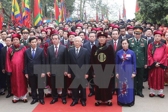 Tổng Bí thư Nguyễn Phú Trọng, các vị lãnh đạo Đảng, Nhà nước và các đại biểu dâng hương tưởng niệm các Vua Hùng tại Đền Thượng (Điện Kính Thiên ) trên đỉnh núi Nghĩa Lĩnh. (Ảnh: Trí Dũng/TTXVN)