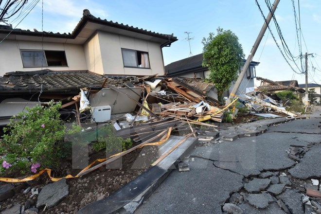 Nhiều ngôi nhà bị sập sau trận động đất ở Mashiki, tỉnh Kumamoto. (Nguồn: AFP/TTXVN)