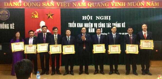 Lãnh đạo Cục Thống kê tặng giấy khen cho các tập thể cá nhân có thành tích xuất sắc.