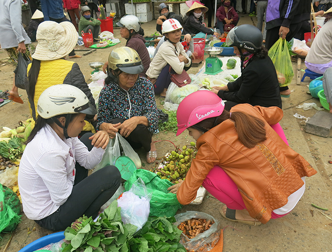 Các sản vật của địa phương được bày bán tại hội chợ.