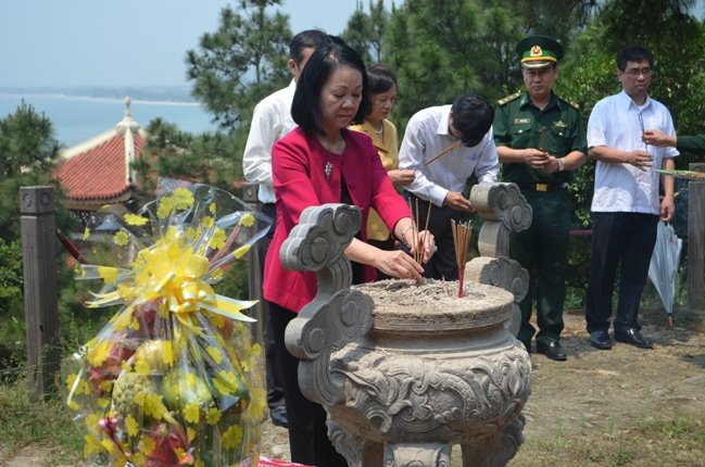 Trương Thị Mai, Ủy viên Bộ Chính trị, Bí thư Trung ương Đảng, Trưởng Ban Dân vận Trung ương đến viếng mộ Đại tướng Võ Nguyên Giáp tại xã Quảng Đông, huyện Quảng Trạch