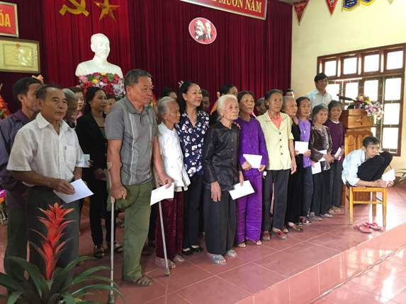 Trương Thị Mai, Ủy viên Bộ Chính trị, Bí thư Trung ương Đảng, Trưởng Ban Dân vận Trung ương trao quà cho các gia đình chính sách tại xã Mai Hóa và Thạch Hóa (Tuyên Hóa)