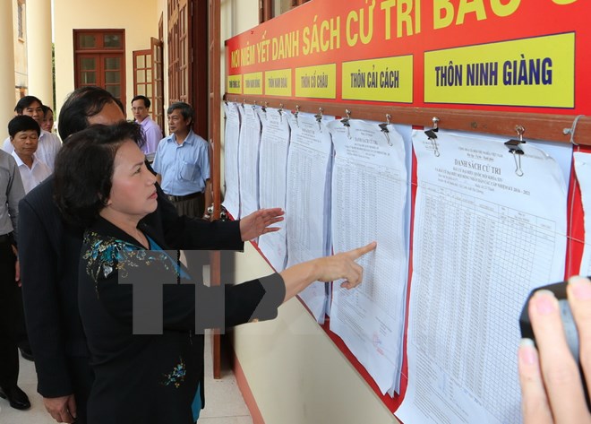 Chủ tịch Quốc hội Nguyễn Thị Kim Ngân kiểm tra nơi niêm yết danh sách cử tri tại xã Cổ Thành, thị xã Chí Linh, Hải Dương. (Ảnh: Trọng Đức/TTXVN)