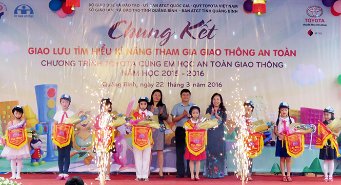 Các trường tiểu học đang nỗ lực đưa thông điệp “Tham gia giao thông an toàn” đến với học sinh và các bậc phụ huynh trong toàn tỉnh.