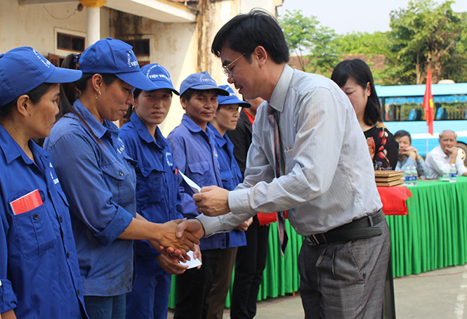 Đồng chí Nguyễn Lương Bình, Tỉnh ủy viên, Chủ tịch LĐLĐ tỉnh trao tiền hỗ trợ đoàn viên lao động có hoàn cảnh khó khăn nhân dịp lễ ra quân Tháng Công nhân năm 2016.