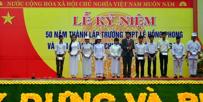 Trao học bổng cho các em học sinh nghèo vượt khó học giỏi.