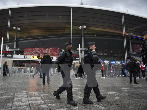 Cảnh sát Pháp tăng cường an ninh tại sân vận động Stade de France. (Nguồn: AFP/TTXVN)