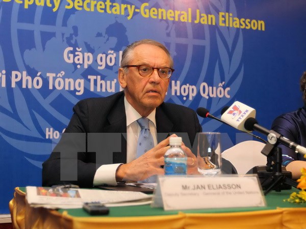 Phó Tổng Thư ký Thường trực Liên hợp quốc Jan Eliasson gặp gỡ các cơ quan báo chí sau chuyến thăm, khảo sát tại tỉnh Bến Tre. (Ảnh: Thanh Vũ/TTXVN)