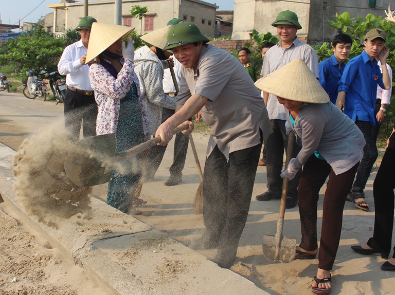 Đồng chí Bí thư Tỉnh ủy tham gia làm vệ sinh cùng nhân dân xã Hải Trạch