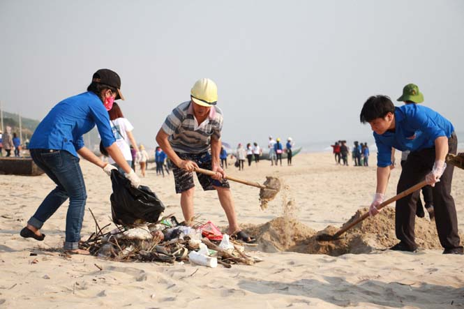 Nhóm thiện nguyện thành phố Hồ Chí Minh cùng người dân xã Hải Trạch, huyện Bố Trạch vệ sinh dọc bờ biển.