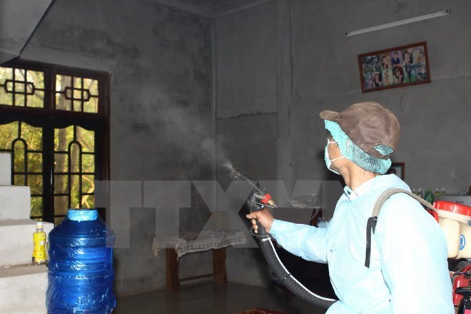 Phun thuốc diệt muỗi phòng chống lây truyền virus Zika và dịch sốt xuất huyết. (Nguồn: TTXVN)