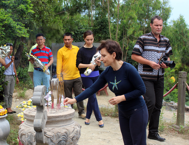 Đoàn đại sứ tham gia chương trình “Chinh phục Sơn Đòong”dâng hương kính viếng Đại tướng Võ Nguyên Giáp.