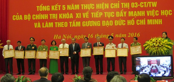 Học tập và làm theo tấm gương đạo đức Hồ Chí Minh, nhiều mô hình hay, cách làm tiêu biểu, thiết thực đã được nhân rộng, lan tỏa; nhiều tập thể, cá nhân được tuyên dương. (Ảnh: Hiền Hòa)