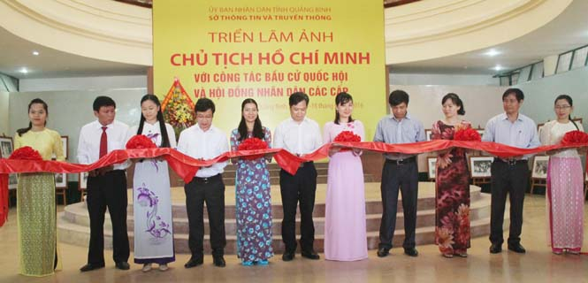 Các đại biểu cắt băng khai mạc triển lãm