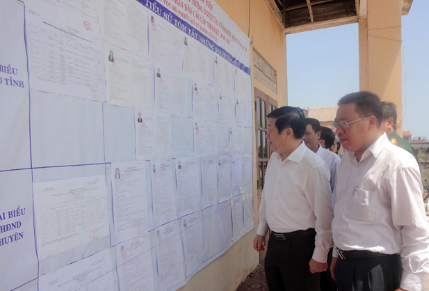 Đồng chí Nguyễn Xuân Quang, Ủy viên Ban Thường vụ Tỉnh ủy, Phó Chủ tịch Thường trực UBND tỉnh, Phó Chủ tịch Ủy ban bầu cử tỉnh kiểm tra các khu vực bỏ phiếu ở xã Hải Ninh.