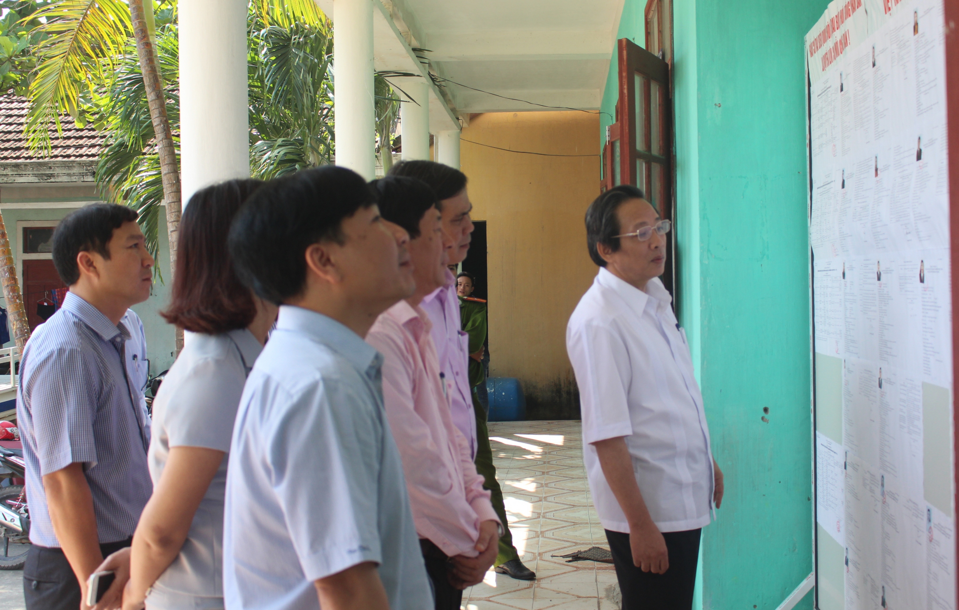 Đồng chí Hoàng Đăng Quang, Ủy viên Trung ương Đảng, Bí thư Tỉnh ủy, Chủ tịch HĐND tỉnh, Trưởng Đoàn đại biểu Quốc hội tỉnh, Trưởng Ban Chỉ đạo bầu cử tỉnh kiểm tra công tác bầu cử tại phường Quảng Phong