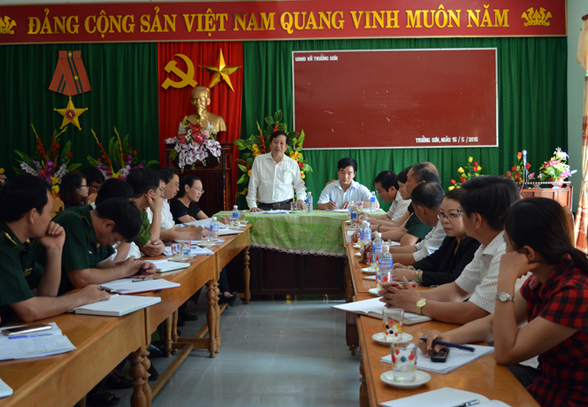 Đồng chí Nguyễn Xuân Quang, Ủy viên Ban Thường vụ Tỉnh ủy, Phó Chủ tịch Thường trực UBND tỉnh, Phó Chủ tịch Ủy ban bầu cử tỉnh làm việc với Ủy ban bầu cử xã Trường Sơn.