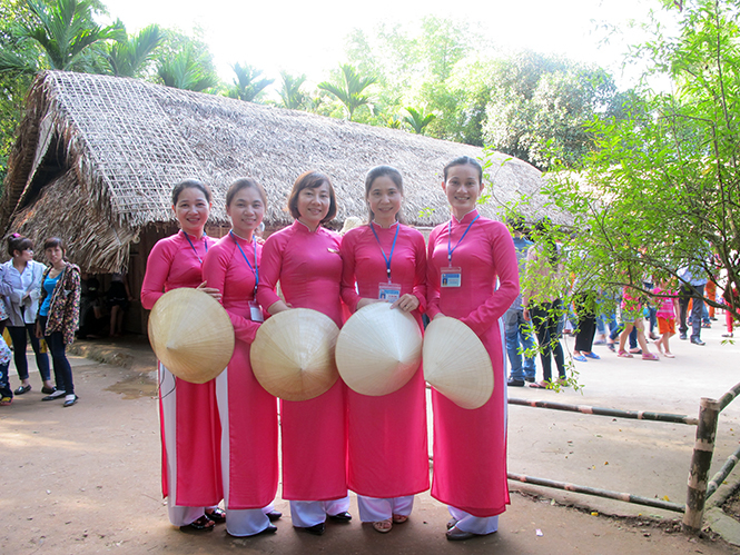  Những hướng dẫn viên trong tà áo dài màu hồng cánh sen đã để lại nhiều ấn tượng đẹp trong lòng du khách.