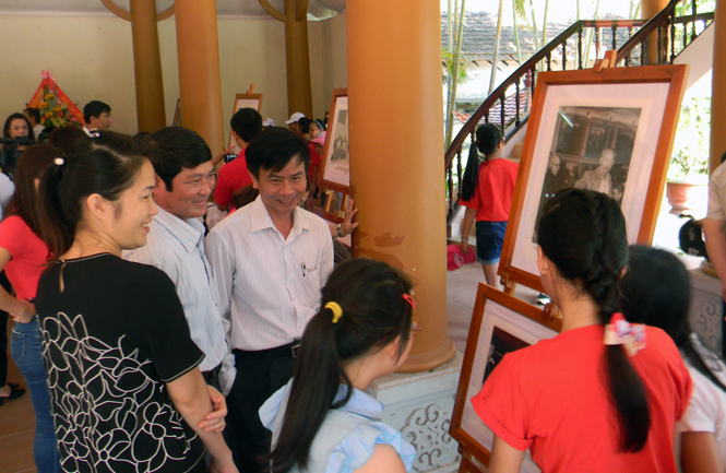 Các đại biểu tham quan triển lãm