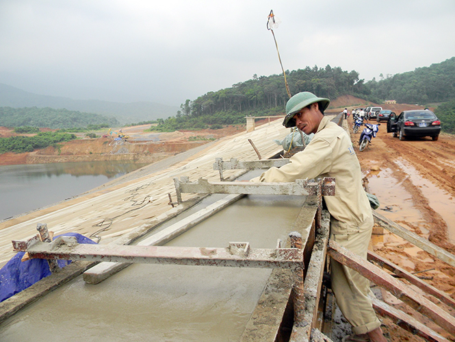 Một công trình thuỷ lợi ở huyện Bố Trạch đang được kiên cố hoá để chủ động ứng phó với thiên tai.