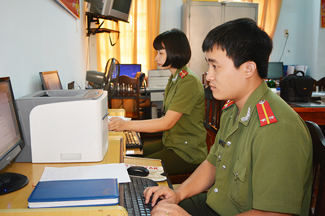 Cán bộ, chiến sỹ Phòng PA 83 Công an tỉnh đang kiểm tra, rà soát các mặt công tác trước thềm bầu cử.