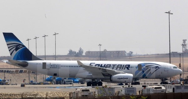 Một máy bay của hãng EgyptAir cất cánh tại sân bay Cairo. (Nguồn: EPA/TTXVN)