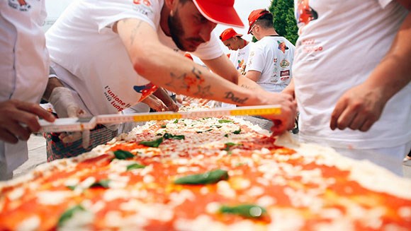 ​Chiếc bánh pizza Neapolitan dài nhất thế giới. (Nguồn: guinnessworldrecords.com)