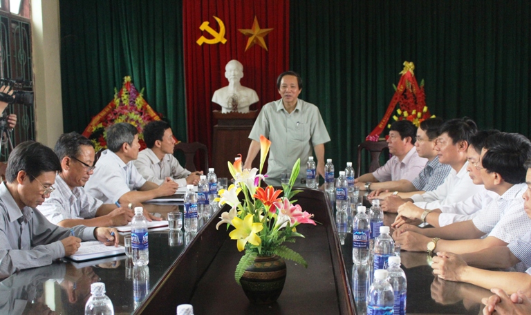 Đồng chí Hoàng Đăng Quang, Ủy viên Trung ương Đảng, Bí thư Tỉnh ủy, Chủ tịch HĐND tỉnh, Trưởng đoàn Đại biểu Quốc hội tỉnh, Trưởng Ban Chỉ đạo bầu cử tỉnh kiểm tra công tác chuẩn bị bầu cử tại xã Võ Ninh