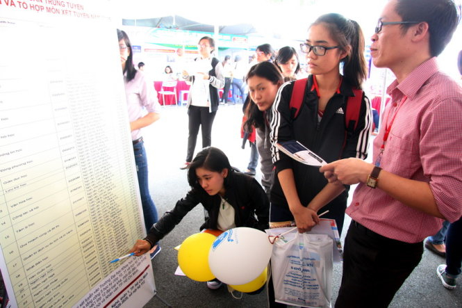 Học sinh tìm hiểu thông tin tuyển sinh trong ngày hội tư vấn tuyển sinh-hướng nghiệp năm 2016 tại TP.HCM - Ảnh: Trần Huỳnh