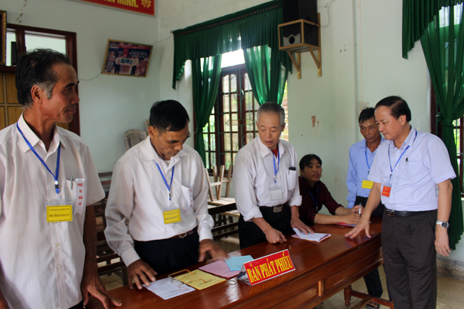 Đồng chí Trần Văn Tuân, Ủy viên Ban Thường vụ Tỉnh ủy, Chủ tịch Ủy ban MTTQVN tỉnh, Phó Chủ tịch UBBC tỉnh  kiểm tra công tác bầu cử tại huyện Lệ Thủy.