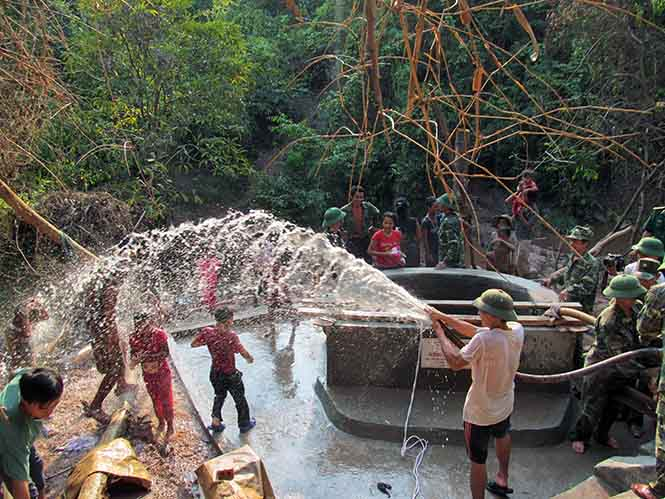  Niềm vui từ giếng nước quân dân giữa đại ngàn Trường Sơn.