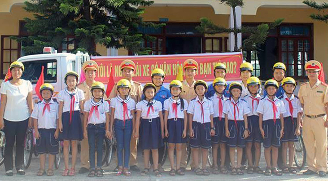 Cô Bùi Thị Hoa Lý (ngoài cùng bên trái ảnh) trong chương trình phối hợp tuyên truyền ATGT học đường.