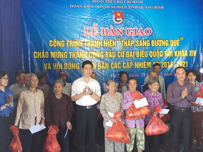 Trao 20 suất quà, trị giá mỗi suất quà 400.000 đồng cho bà con nhân dân có hoàn cảnh khó khăn ở xã  Quảng Thủy