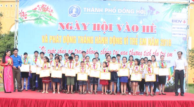 UBND thành phố Đồng Hới tuyên dương và trao bằng khen cho 13 tổng phụ trách đội và 20 đội viên xuất sắc