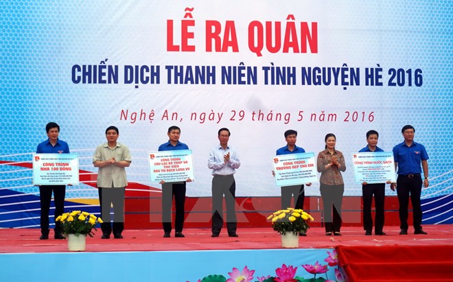 Ông Võ Văn Thưởng (giữa) trao biển các công trình triển khai Thanh niên tình nguyện hè 2016 cho các đơn vị. (Ảnh: Tá Chuyên/TTXVN)